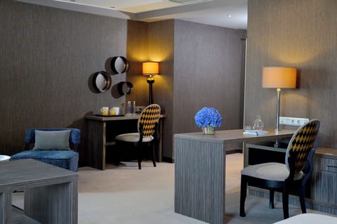 Executive Suite | Minibar, desk, blackout drapes, free WiFi