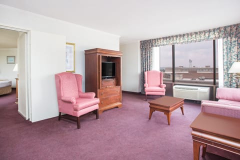 Suite, 1 King Bed, Non Smoking (Jack Nicklause Suite) | In-room safe, individually decorated, individually furnished