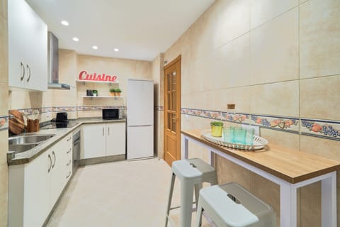 Family Apartment, 3 Bedrooms | Private kitchen