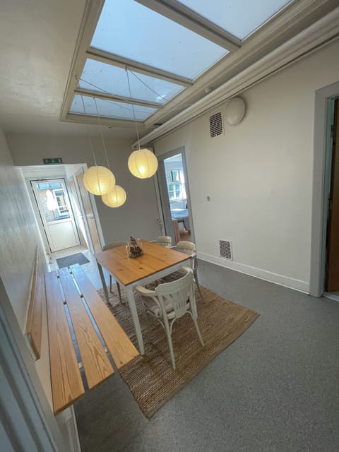 Classic Triple Room, 3 Twin Beds, Housekeeping, City View | Living area