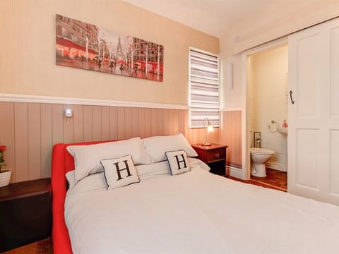 Double Room, Ensuite | Iron/ironing board, free WiFi