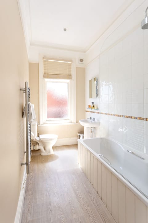 Superior Double Room, Ensuite | Bathroom | Free toiletries, hair dryer, bathrobes, towels