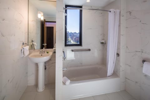 Orchard Full | Bathroom | Combined shower/tub, free toiletries, towels