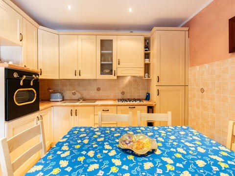 Tree, Road Surface, Automotive Exterior, Car, Public Space, Asphalt, Street, Parking, Family Car