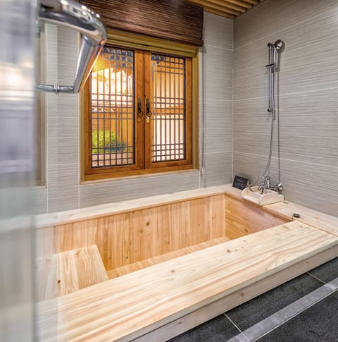 Separate tub and shower, deep soaking tub, rainfall showerhead