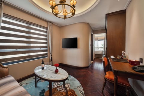 Luxury Suite | Living area | Flat-screen TV