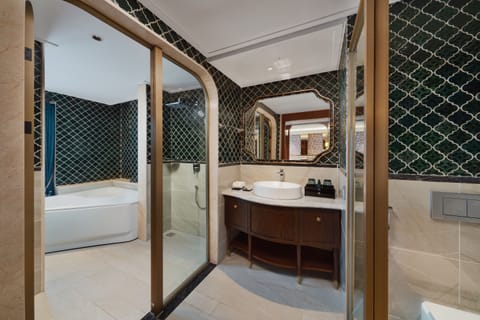Grand Suite with Hot Tub | Bathroom | Separate tub and shower, deep soaking tub, free toiletries, hair dryer
