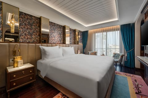 Grand Suite with Hot Tub | Premium bedding, Tempur-Pedic beds, minibar, in-room safe