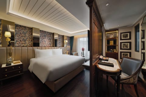 Grand Suite with Hot Tub | Premium bedding, Tempur-Pedic beds, minibar, in-room safe