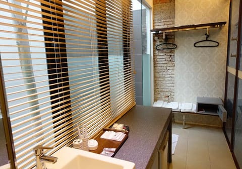 Family Suite | Bathroom | Shower, rainfall showerhead, free toiletries, hair dryer