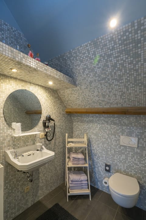 Bathroom | Free toiletries, towels, soap, shampoo