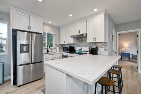 Fully updated kitchen in 1BR