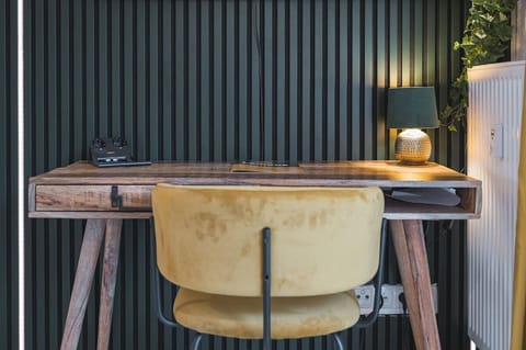 Dein atmosphärischer Arbeitsplatz mit ausreichen Steckdosen und Licht.