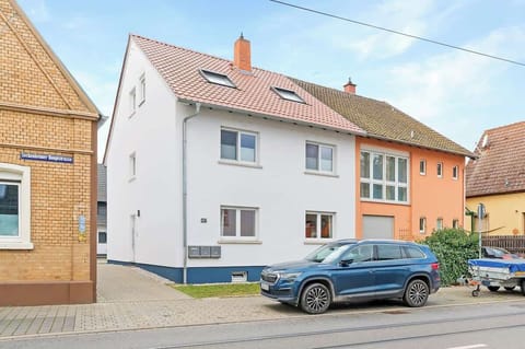 Über diese Einfahrt kommst du in den Hinterhof, wo dein privater Parkplatz auf dich wartet.