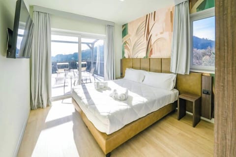Superior Double Room, Balcony, Lake View | Minibar, in-room safe, soundproofing, free WiFi