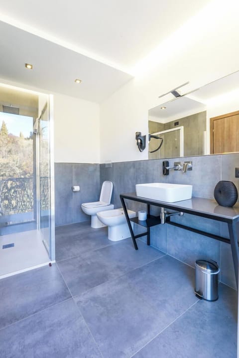 Basic Triple Room | Bathroom | Shower, hair dryer, towels, soap