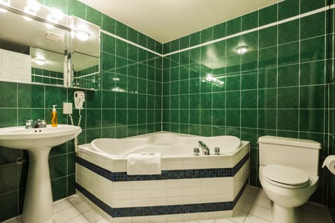 Spacious Room, 1 Queen Bed, Jetted Tub | Bathroom | Free toiletries, hair dryer, towels