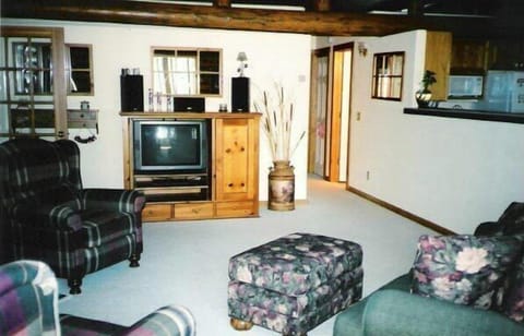 Deluxe Cabin, 2 Bedrooms, Non Smoking, Mountain View | Living room | TV