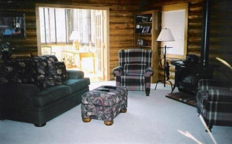 Deluxe Cabin, 2 Bedrooms, Non Smoking, Mountain View | Living room | TV