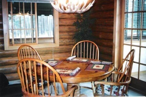 Deluxe Cabin, 2 Bedrooms, Non Smoking, Mountain View | In-room dining