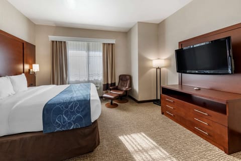 Suitem 1 King Bed with Recliner and Wet Bar | Premium bedding, desk, laptop workspace, blackout drapes