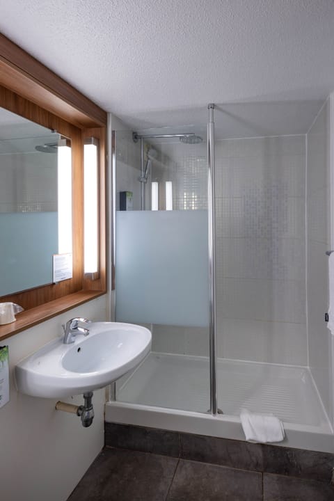 Standard Double Room | Bathroom | Hair dryer, towels