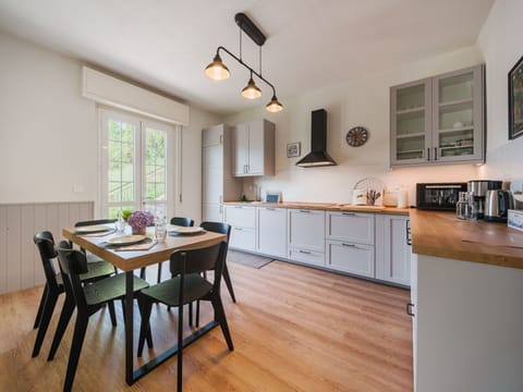 Furniture, Kitchen, Kitchen Appliance, Countertop, Interior Design, Cabinetry, Flooring, Wood, Ceiling, Kitchen & Dining Room Table