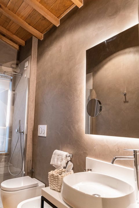 Comfort Room, Valley View | Bathroom | Free toiletries, hair dryer, bidet, towels