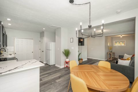 Make mealtime memories together at the stylish dining table, seating 4