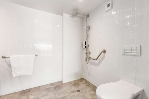 Combined shower/tub, eco-friendly toiletries, hair dryer, towels