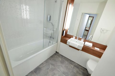 Standard Room, 1 Queen Bed | Bathroom | Combined shower/tub, eco-friendly toiletries, hair dryer, towels