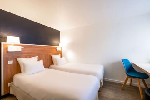 Standard Room, 2 Twin Beds, Non Smoking | Desk, free wired internet, bed sheets