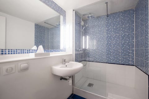 Standard Room, 2 Twin Beds, Non Smoking | Bathroom | Shower, free toiletries, hair dryer, towels