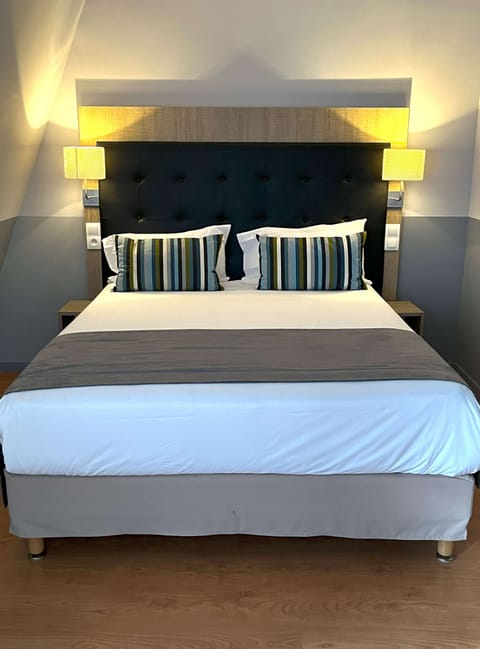 Superior Room, 1 Double Bed | In-room safe, desk, soundproofing, free WiFi