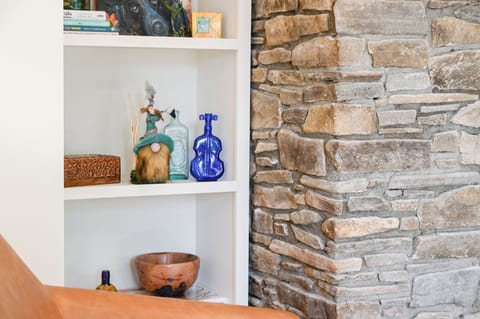 Collectors of art and local crafts, there is plenty for the eyes to enjoy!