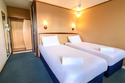 Standard Room, 2 Twin Beds | Bathroom | Combined shower/tub, eco-friendly toiletries, hair dryer, towels