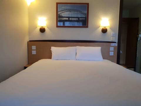 Standard Room, 1 Double Bed | Desk, laptop workspace, blackout drapes, free WiFi