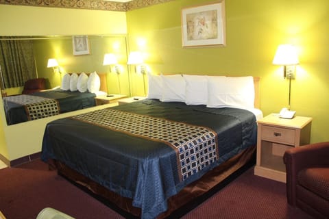 Classic Room, 1 King Bed | Desk, iron/ironing board, free WiFi, bed sheets