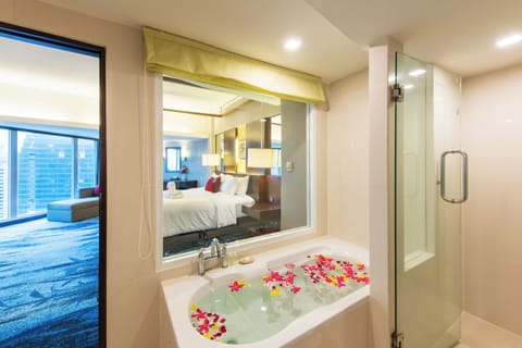 Privilege Suite Double Bed Sky Wing | Bathroom | Rainfall showerhead, free toiletries, hair dryer, bathrobes