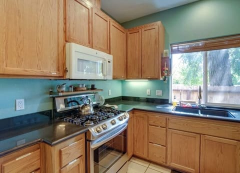 KITCHEN
Bright, modern kitchen with all the essentials. Perfect for cooking.