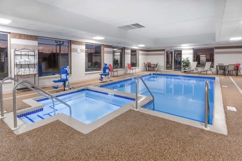 Indoor pool, sun loungers