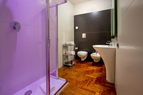 Junior Suite | Bathroom | Free toiletries, hair dryer, towels