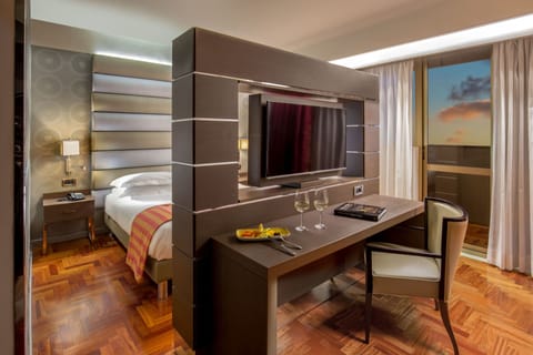 Junior Suite | Premium bedding, minibar, in-room safe, desk