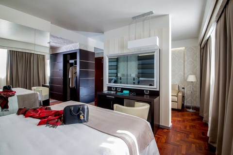 Junior Suite | Premium bedding, minibar, in-room safe, desk