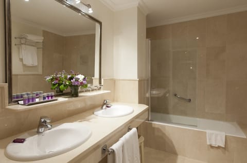 Combined shower/tub, free toiletries, hair dryer, towels