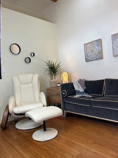 LIVING ROOM
Warm wood floor and soft lightening,perfect to enjoy quiet evening.
