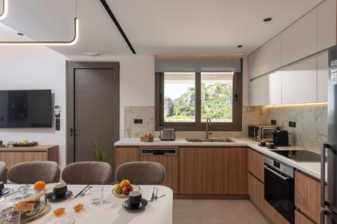 The fully equipped kitchen includes all modern appliances, ensuring a smooth, self-catered holiday experience.