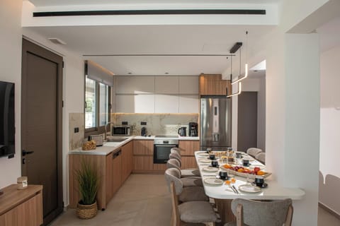 The fully equipped kitchen includes all modern appliances, ensuring a smooth, self-catered holiday experience.