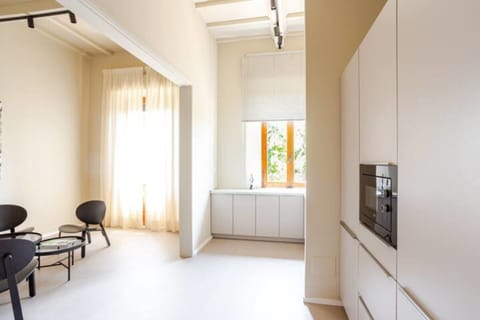 Mini-fridge, microwave, oven, stovetop