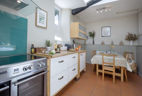 Berry Cottage, Croyde. First floor: Superbly equipped kitchen/dining area